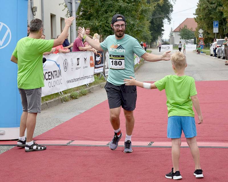 1. ročník běžeckého závodu Dubanský desítka se vydařil. Zúčastnily se stovky běžců v rozličných kategoriích.