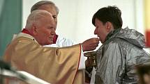 Papež Jan Pavel II. při bohoslužbě na letišti v Olomouci-Neředíně 