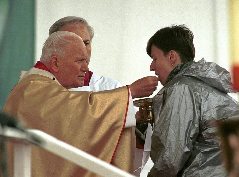 Papež Jan Pavel II. při bohoslužbě na letišti v Olomouci-Neředíně 