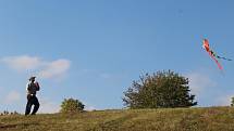 Barevní draci se rozlétli v sobotu odpoledne nad kopcem v chatové oblasti Suchý Žleb v Hlubočkách.