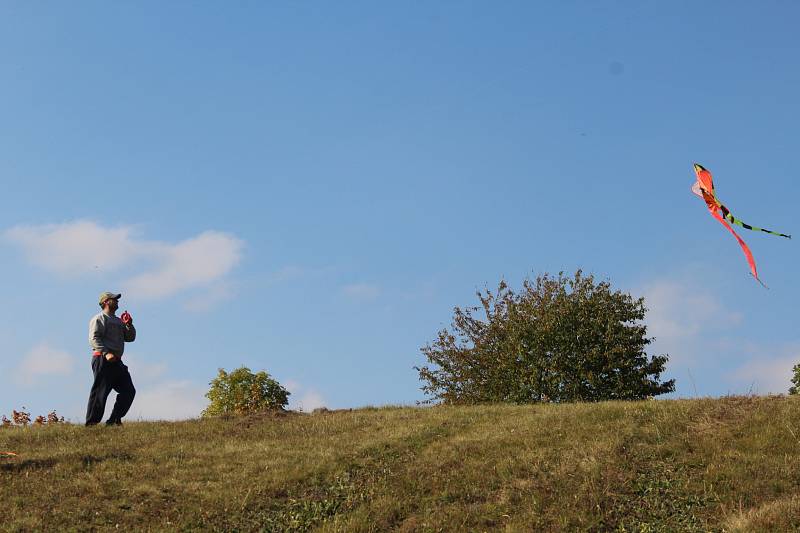 Barevní draci se rozlétli v sobotu odpoledne nad kopcem v chatové oblasti Suchý Žleb v Hlubočkách.