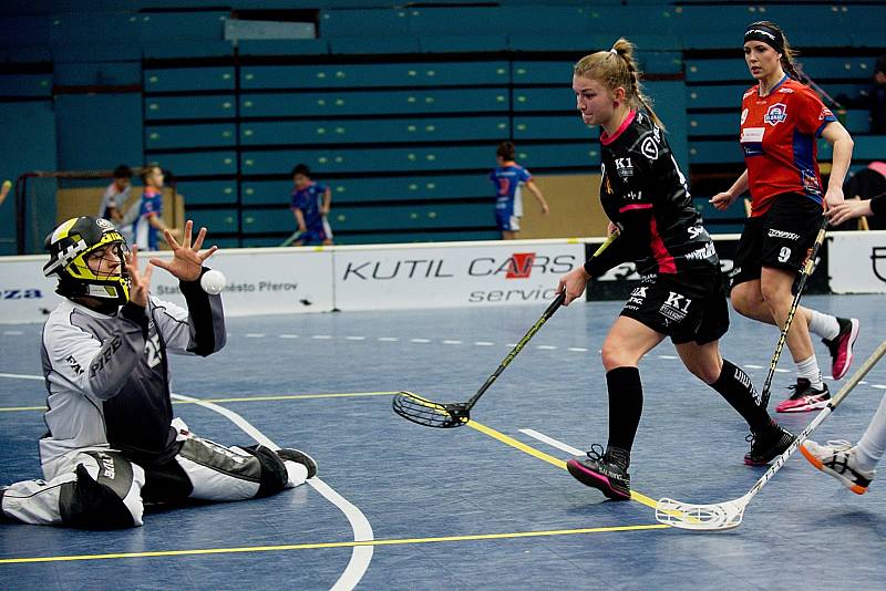 Olomoucké florbalistky (v červeném) porazily v přerovské hale Židenice 5:2.