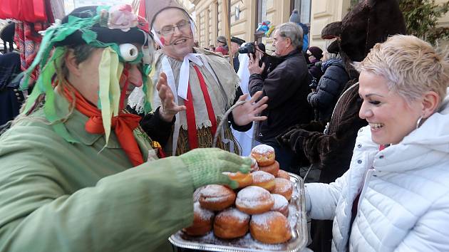 Masopustní veselí na Horním náměstí v Olomouci.