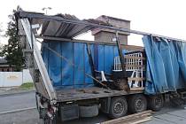 Škodou za 200 tisíc korun na návěsu kamionu skončila v pondělí v osm hodin večer nehoda jednačtyřicetiletého řidiče v ulici U Podjezdu v Olomouci.