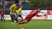 1. semifinálový zápas o Evropu - Fotbalisté Olomouce (v červeném) padli na hřišti Zlína 0:1.