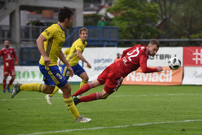 1. semifinálový zápas o Evropu - Fotbalisté Olomouce (v červeném) padli na hřišti Zlína 0:1.