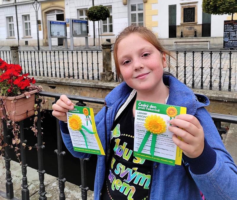 Rodiče kupovaly kytičky pro své ratolesti. Lucinka, žákyně 4. třídy, na Náměstí Přemysla Otakara v Litovli.