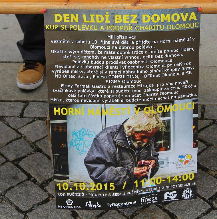 Den lidí bez domova na Horním náměstí v Olomouci nabídl benefiční polévku 