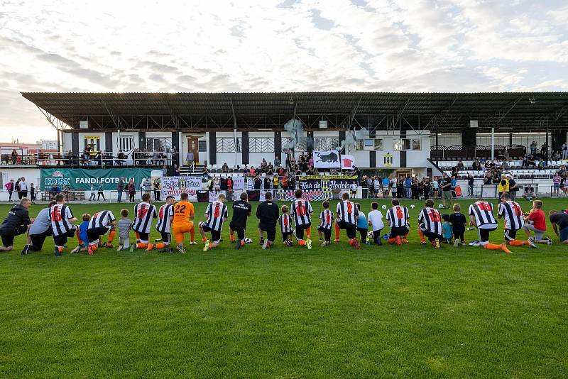 Fotbalisté Hodolan (v pruhované) porazili Červenku 5:1