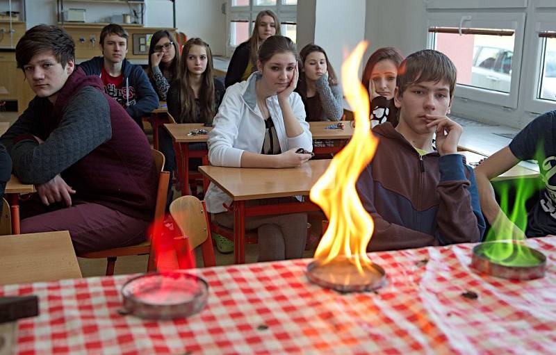 Zábavnou hodinu chemie předvedly studentky pražské VŠCHT na ZŠ Vodní v Mohelnici