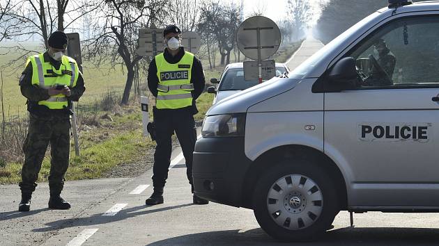 Policie střeží vstup do uzavřené oblasti na Litovelsku. Ilustrační foto