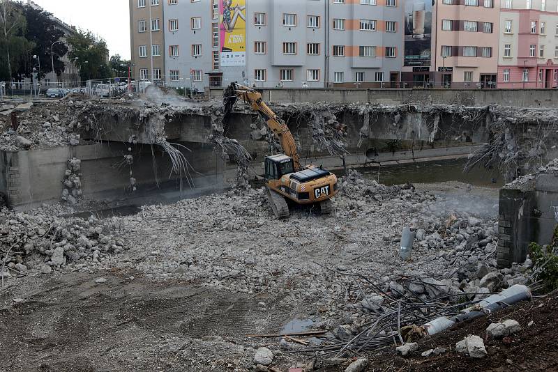 25.7.2018 - demolice olomouckého mostu přes Moravu u Bristolu.