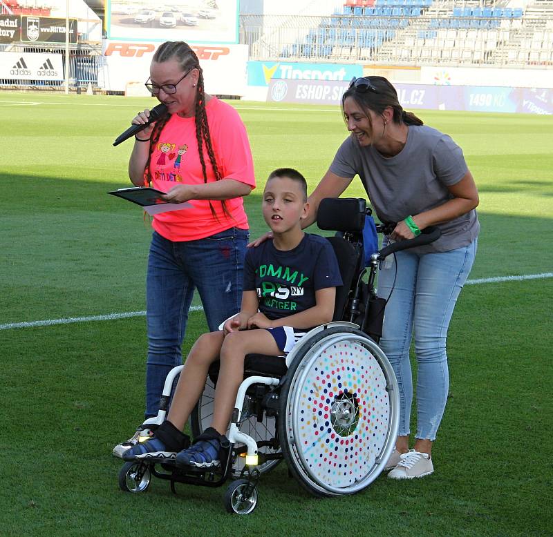 Charitativní utkání mezi týmem osobností Děti dětem a Realem Top Praha skončilo remízou 4:4. Především ale pěti nemocným dětem vyneslo přes 300 tisíc korun.