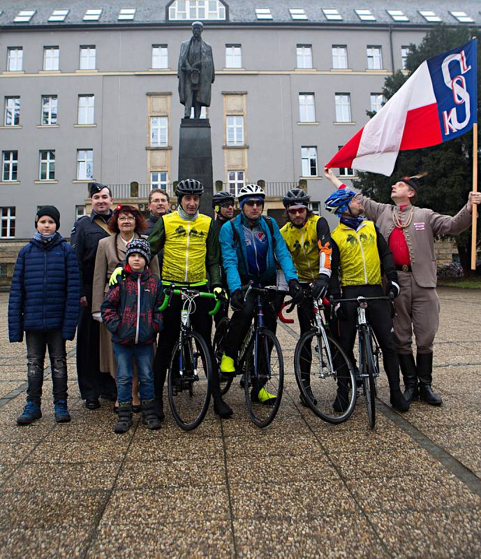 Retro cyklo jízda sokolů z Frýdku - Místku do Lán. Zastávka v Olomouci u pomníku TGM