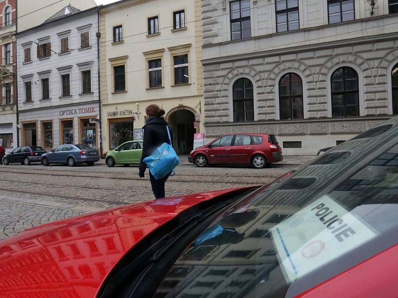 Policie zasahovala i v bydlišti Ivana Langera v centru Olomouce (první dům zleva s bílou fasádou).