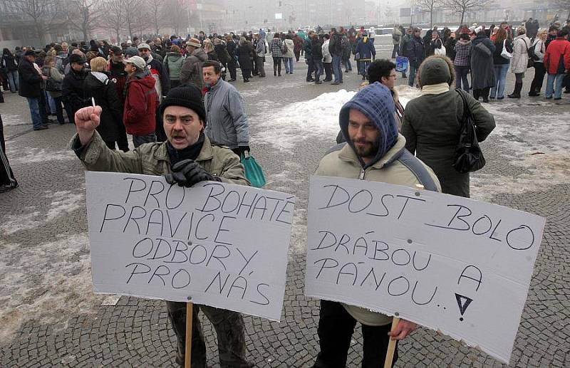 Olomoucká demonstrace stávkujících státních zaměstnanců před RCO 