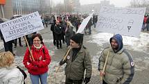 Olomoucká demonstrace stávkujících státních zaměstnanců před RCO 