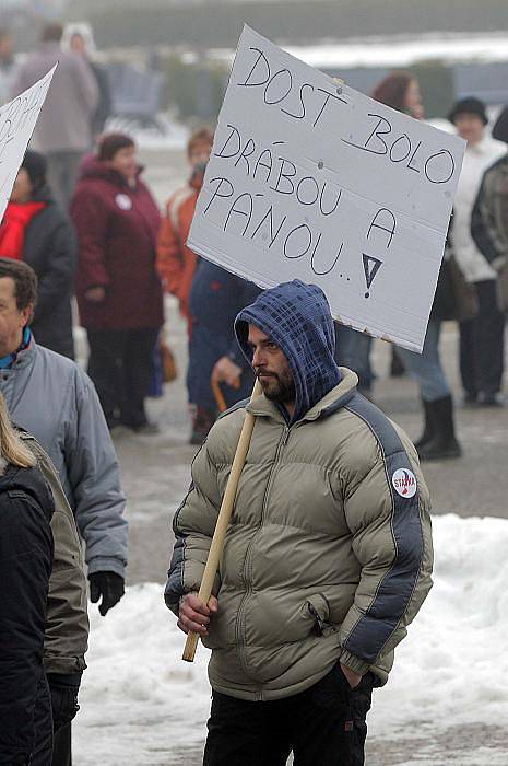 Olomoucká demonstrace stávkujících státních zaměstnanců před RCO 