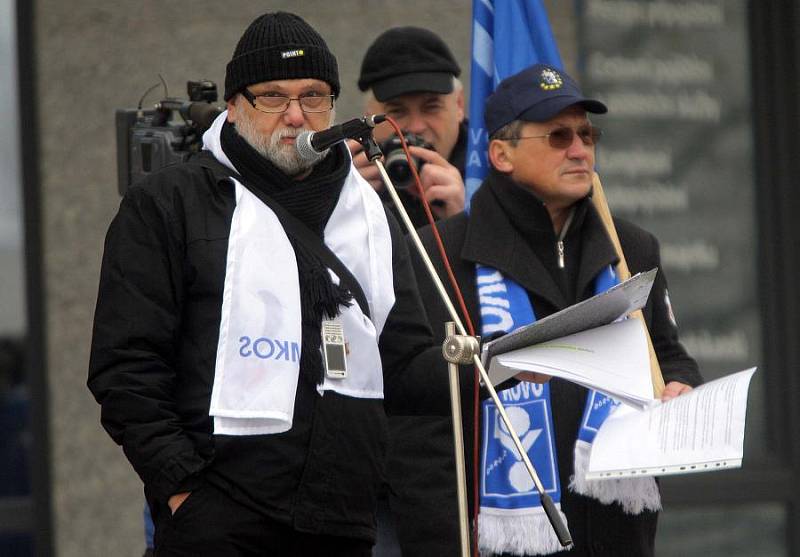 Olomoucká demonstrace stávkujících státních zaměstnanců před RCO 