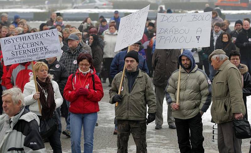 Olomoucká demonstrace stávkujících státních zaměstnanců před RCO 