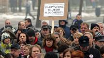 Olomoucká demonstrace stávkujících státních zaměstnanců před RCO 