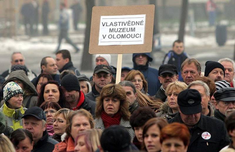 Olomoucká demonstrace stávkujících státních zaměstnanců před RCO 