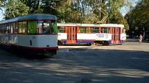 Vysloužilé tramvaje jako volební "stánek" u olomouckého plaveckého stadionu