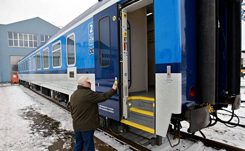 Prototyp modernizovaného osobního vozu, který si u šumperské společnosti Pars nova objednaly České dráhy