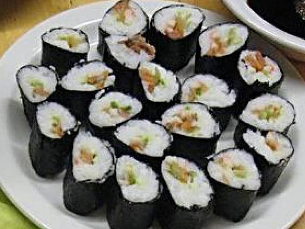 Sushi s lososovými plátky