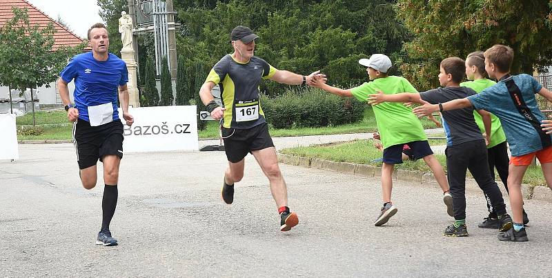 1. ročník běžeckého závodu Dubanský desítka se vydařil. Zúčastnily se stovky běžců v rozličných kategoriích.