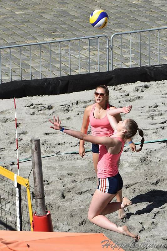 Beach-volejbalová show olomouckých a šternberských volejbalistek na olomouckém Horním náměstí