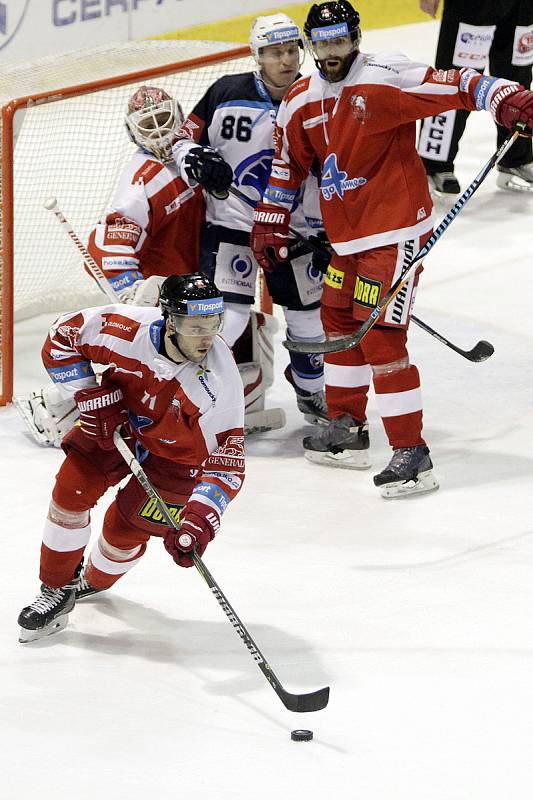 Jakub Herman (u puku), Tomáš Houdek, Tomáš Mertl, brankář Branislav Konrád