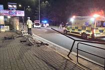K děsivě vyhlížející nehodě došlo ve čtvrtek 10. srpna večer v Brněnské ulici v Olomouci, kde řidička prorazila zábradlí u tramvajové zastávky. Kromě ní byli zraněni dva lidé stojící na zastávce.