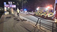 K děsivě vyhlížející nehodě došlo ve čtvrtek 10. srpna večer v Brněnské ulici v Olomouci, kde řidička prorazila zábradlí u tramvajové zastávky. Kromě ní byli zraněni dva lidé stojící na zastávce.