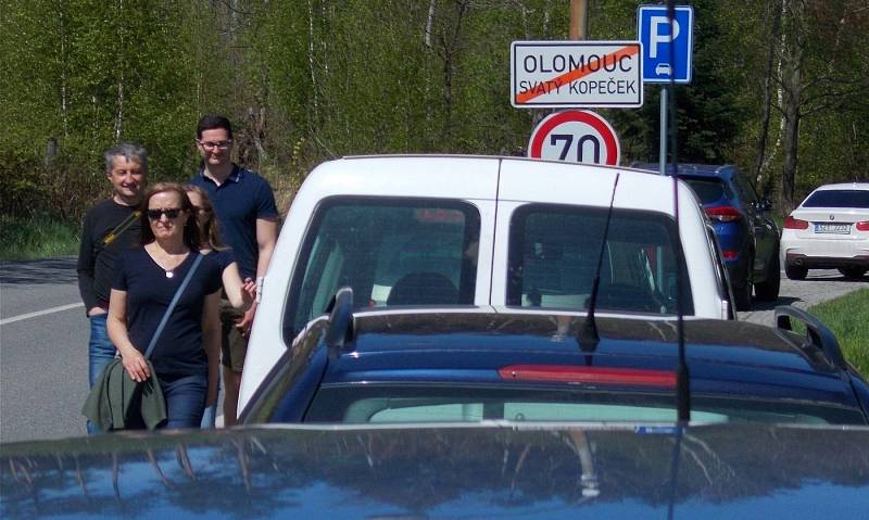 Auta parkující podél cesty na Radíkov, nedělní odpoledne na Sv. Kopečku, 9. května 2021