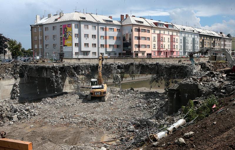 25.7.2018 - demolice olomouckého mostu přes Moravu u Bristolu.