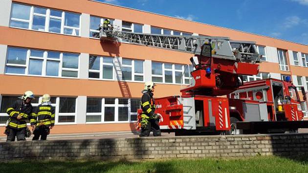 Hasiči cvičili evakuaci waldorfské základní školy v Olomouci