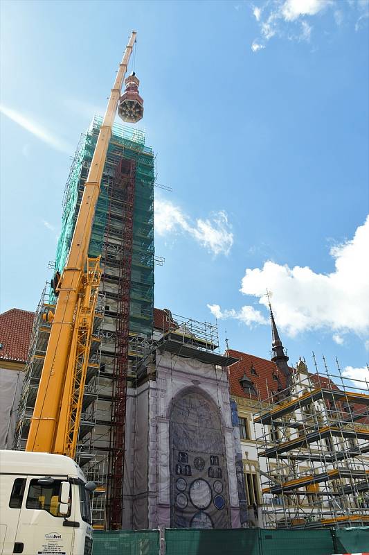 Instalace střední části špice radniční věže v Olomouci, 30. 6. 2020