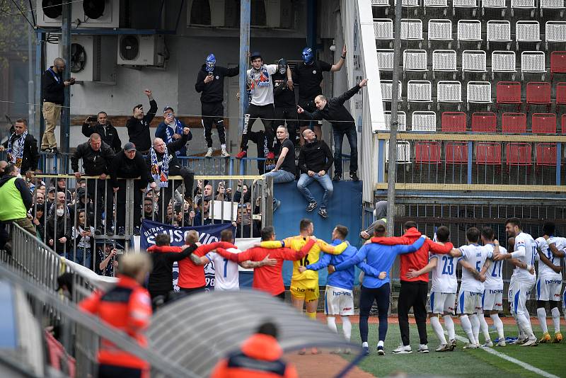 Fotbalisté Baníku slaví přes plot s fanoušky porážku Sigmy na Andrově stadionu, sobota 24. dubna 2021