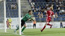 Olomoučtí fotbalisté (v červeném) remizovali se Slováckem 0:0Milan Heča (brankář)