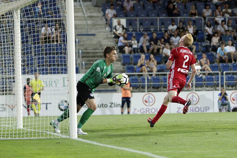 Olomoučtí fotbalisté (v červeném) remizovali se Slováckem 0:0Milan Heča (brankář)