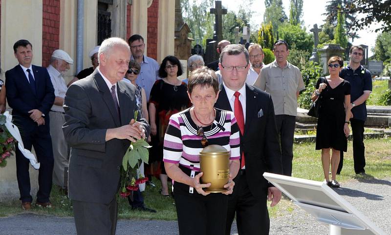 Uložení urny prvního polistopadového primátora Olomouce Milana Hořínka do hrobky primátorů na neředínském hřbitově