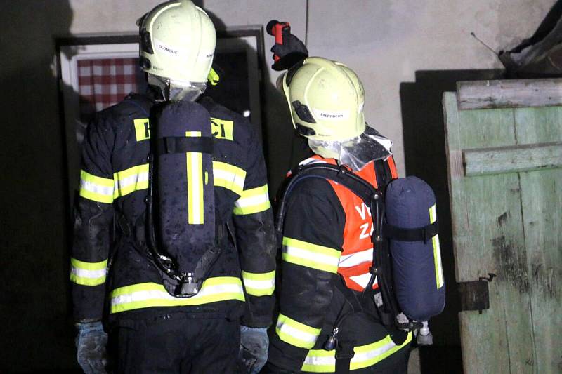 Hasiči zasahují u nočního požáru rodinného domu v Jívové na Olomoucku