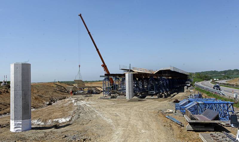 Stavba mostů na čtrnáctikilometrovém úseku dálnice D1 mezi Lipníkem a Přerovem
