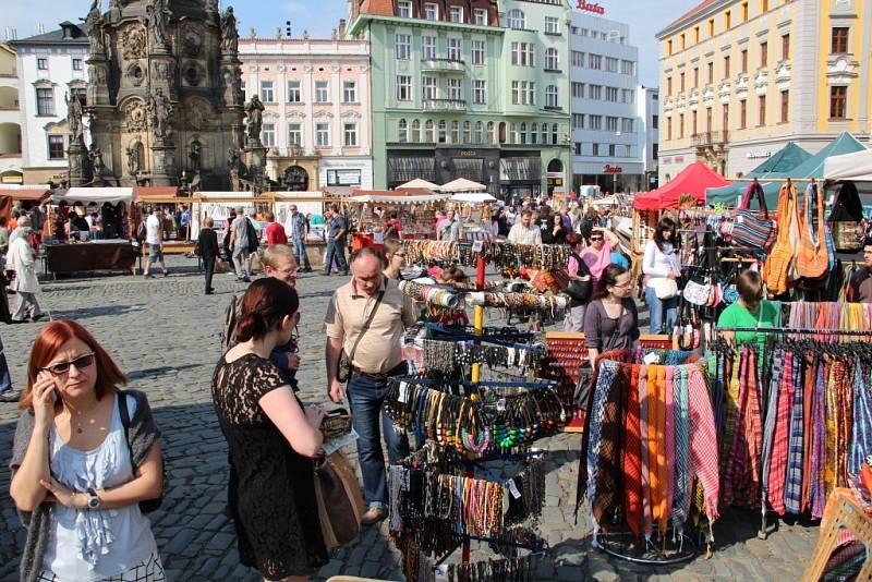 Stavění májky a program na Horním náměstí v Olomouci na 1. máje