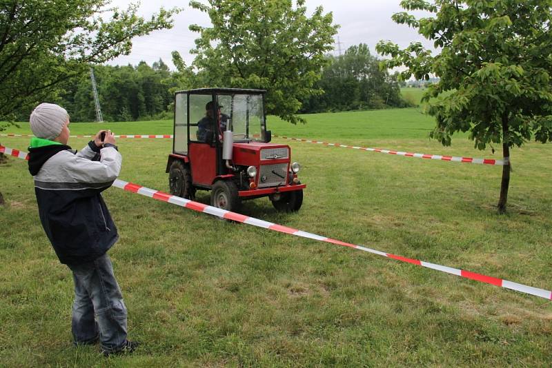 Jezdců se na startovní listině soutěže Traktor cup sešlo sedm. Už tradiční akce je součástí místních hodů.