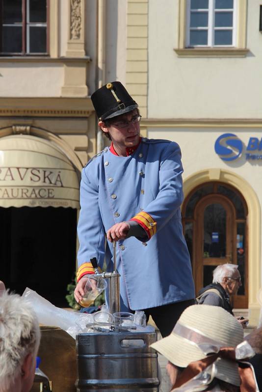 Účastníci 14. Olomouckého špacíru před Sloupem Nejsvětější Trojice.