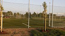 V Července otevřeli nové víceúčelové hřiště. Hrají se na něm zápasy v malém fotbalu, sloužit může i pro volejbal.