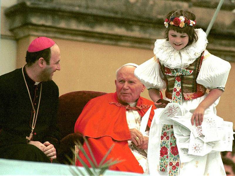 Papež Jan Pavel II. a olomoucký arcibiskup Jan Graubner na setkání s mládeží na Svatém Kopečku