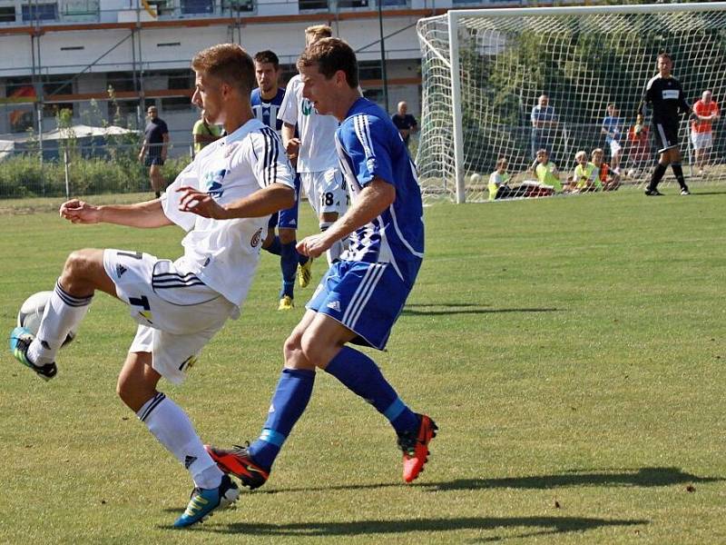 Fotbalisté Uničova (v modrém) proti Prostějovu